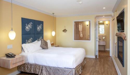 Deluxe Poolside Room