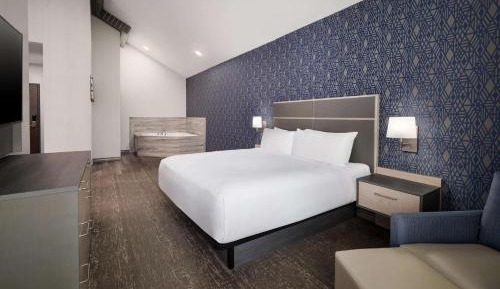 King Suite with Jetted Tub and Fireplace - Non-Smoking