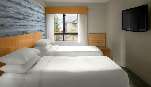 One-Bedroom Twin Suite with Kitchen