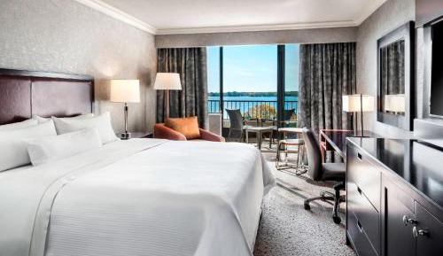 Guest room, 1 King, Balcony, Lake view