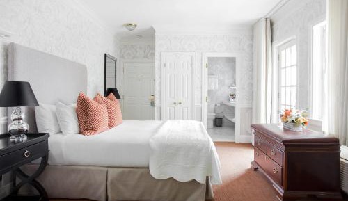 Deluxe Queen Room