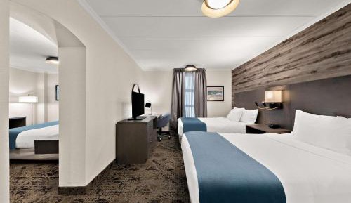 Suite with King Bed and Two Queen Beds