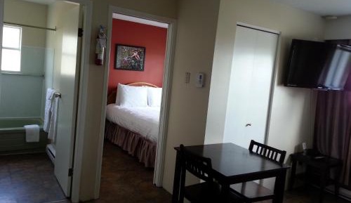 One-Bedroom Queen Suite