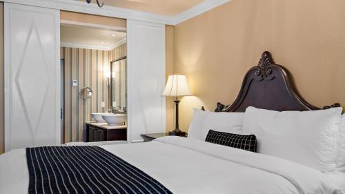 One Bedroom Suite, Partial Ocean View, King