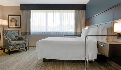 Queen Room with Roll-In Shower - Disability/Non-Smoking
