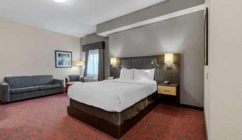 Queen Room with Roll-In Shower - Mobility Access