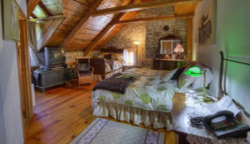 Quadruple Room with Private Bathroom