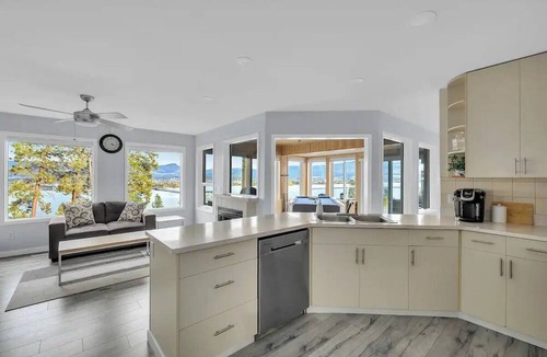 West Kelowna Estates House | 1941 - Lakeview Home in West Kelowna