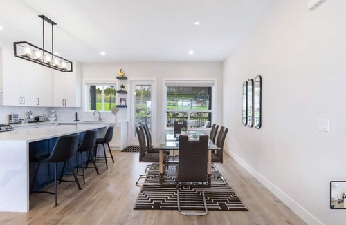 Eastern Hillsides House | Birchwood Retreat | Family Friendly | King Bed