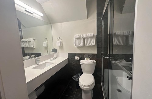 Halfmoon Bay Resort | Tranquil Oceanview Lodge B