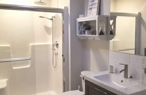 Central Okanagan Apartment | Modern Clean 1 Bed Suite - Lakes / Bicycle Trails & Wineries