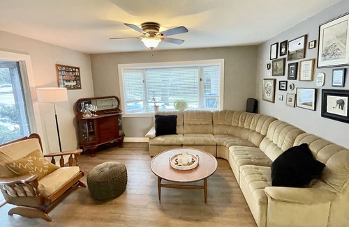 Lower Mission House | Okanagan Cottage Oasis with Large Pool!!