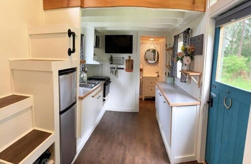 Courtenay House | Sweet Tiny Home on Blueberry Farm close to Ocean