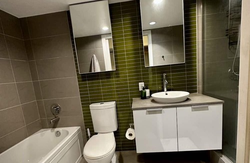 Chinatown Apartment | Cozy Master Suite Room in Gastown Vancouver