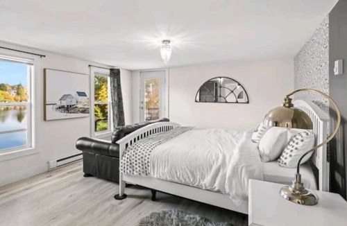 Esquimalt House | 3-bedroom, 1-bathroom and beautiful garden hideaway in Gorge