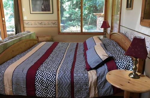 Bowen Island Cabin | Spacious Cedar Cottage on Tranquil Retreat Centre. 38-Acres of Lush Rainforest