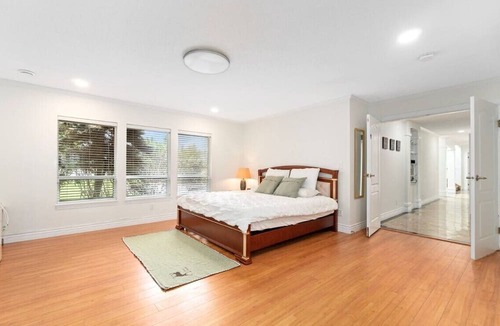 Richmond House | Spacious bachelor suite with private bathroom in tranquility area
