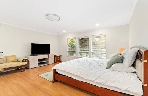 Richmond House | Spacious bachelor suite with private bathroom in tranquility area