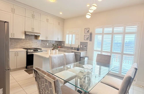 Streetsville House | Luxurious Detached Five-Bedroom House in Mississauga.