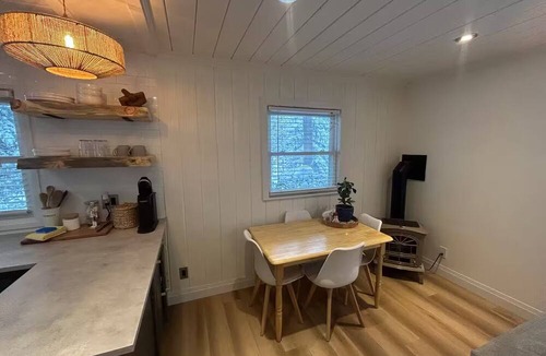 Innisfil Cottage | Secluded Forest Haven | Hot Tub | 5 Min to Beach