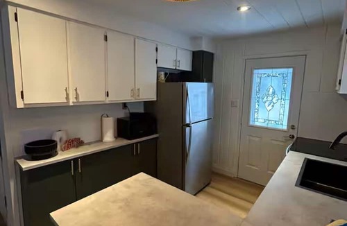 Innisfil Cottage | Secluded Forest Haven | Hot Tub | 5 Min to Beach