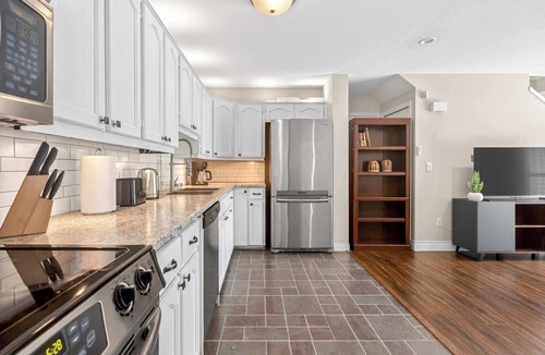 Newton Apartment | 2BR Surrey Pool Suite Near White Rock