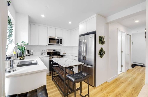 Sunset House | Cozy 3BR Retreat | Near Airport & DT Vancouver