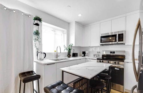 Sunset House | Cozy 3BR Retreat | Near Airport & DT Vancouver