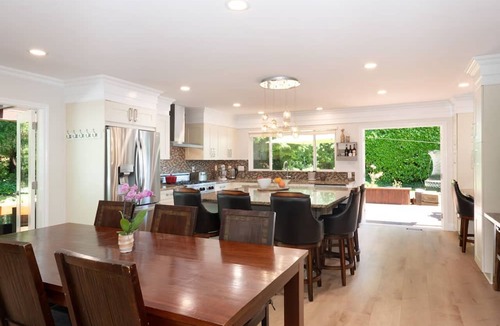 Deep Cove House | Private Luxury Retreat, Hot Tub, Golf & Mountain Adventures, 25 Min to Downtown