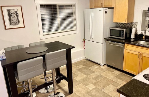 Saanich West Apartment | Sims Suite