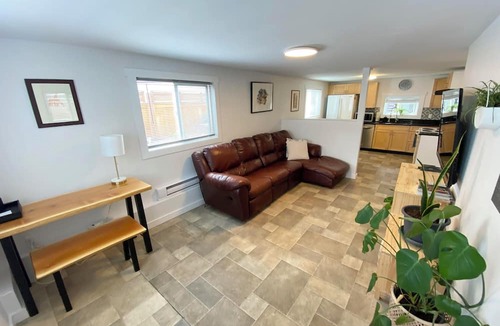 Saanich West Apartment | Sims Suite