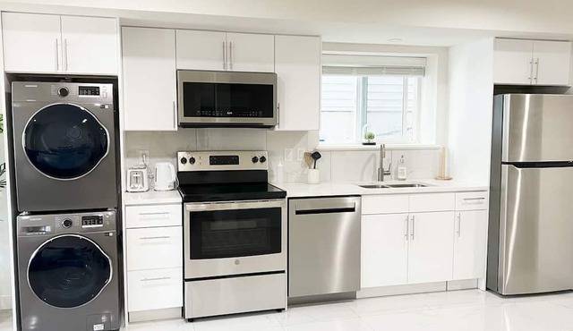 Newly Renovated Private Entrance Guest Suite - 2 bedroom