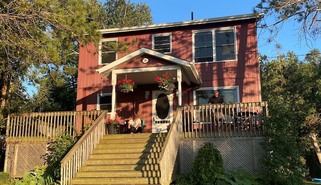Big Red Cottage with amazing lakeviews!
