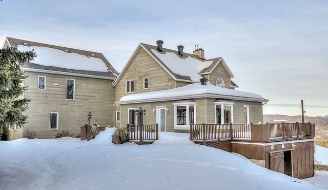 Cozy Getaway w Stunning views, Hot Tub, 10min Ski