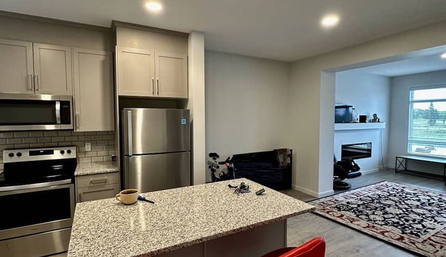 Facing Beautiful Golf Course Serene Environment 25 min Airport , with central AC