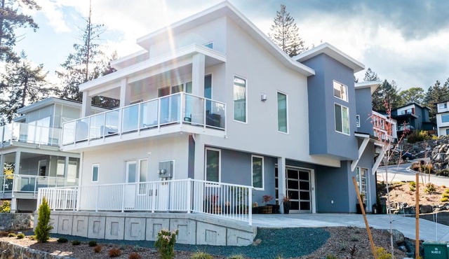 New Modern 1-bedroom self contained suite w/ Air Conditioning