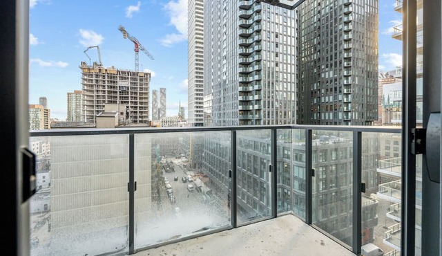 Modern Condo by Dundas Sq, 3BDR/2BTH & City Views
