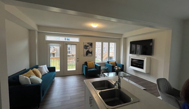 Stunning, BRAND NEW 4BDR Home in Waterdown