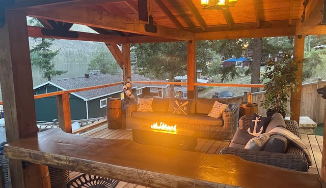 Cozy Lake front Lodge, great trout fishing. Pet-Friendly!