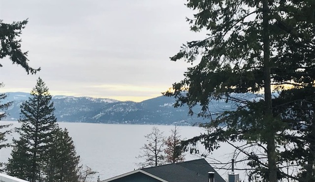Charming 2-bedroom SUITE with AMAZING LAKE AND MOUNTAIN VIEWS, WiFi and AC