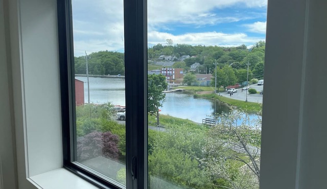 CharmingBrand new 3-bedroom house with WiFi and AC in peaceful Dartmouth.