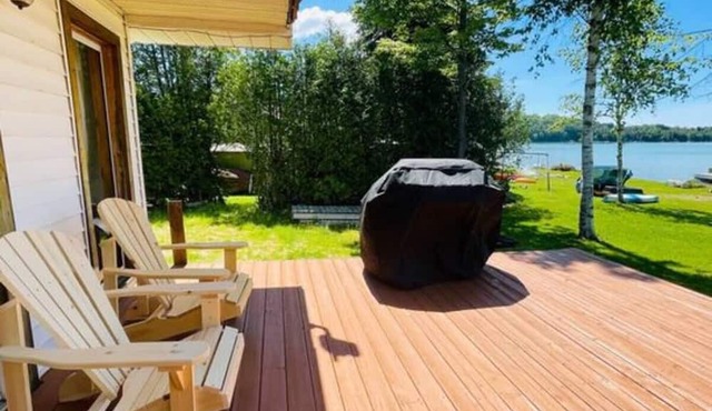 Alisha Lakefront Cottage