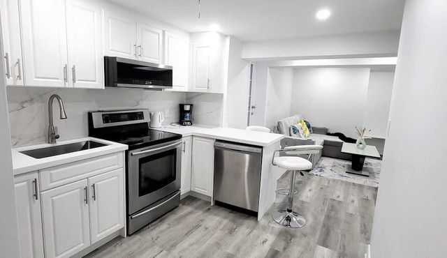 Feels like Home 15 Minutes From Toronto Pearson Airport. Cozy Apartment To Luv