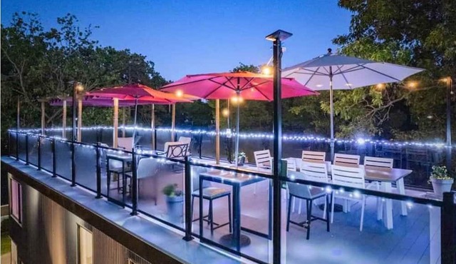 Beachfront rooftop patio, hot tub, sleeps 14, 2 BBQ, private new house