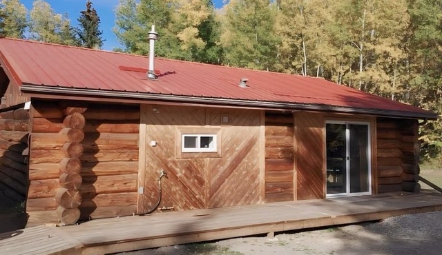 Cozy Log Guesthouse with River Views