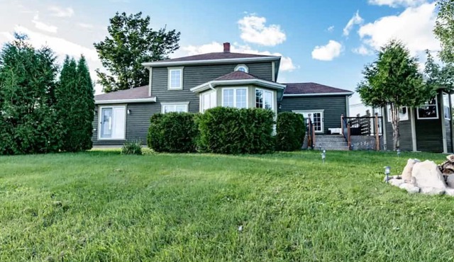Riverview, King bed main floor, 4 bedroom, 2 bathroom Farmhouse