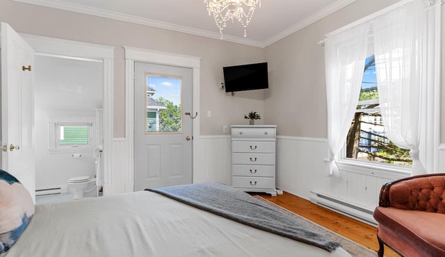 Studio 6 ~ 1 BDRM w/ Private Bath & Balcony