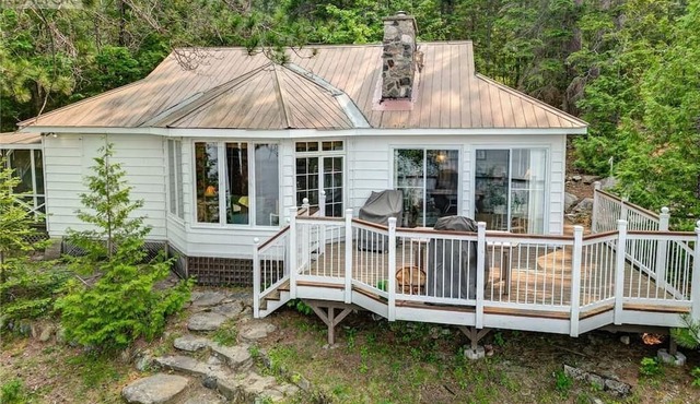 Waterfront Cottage with two cabins