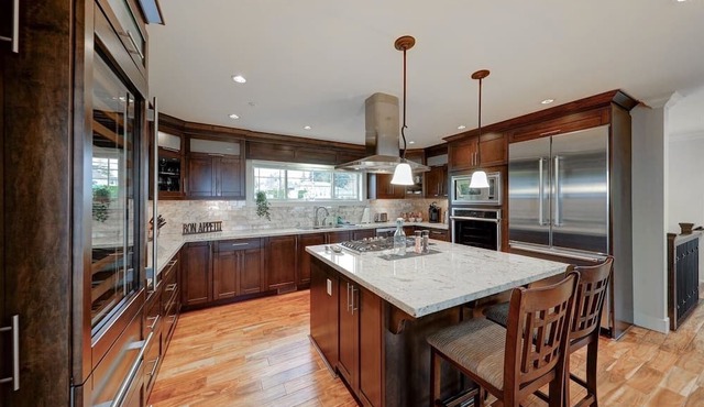 Spacious 6-bedroom house in delightful White Rock with fitness room, WiFi