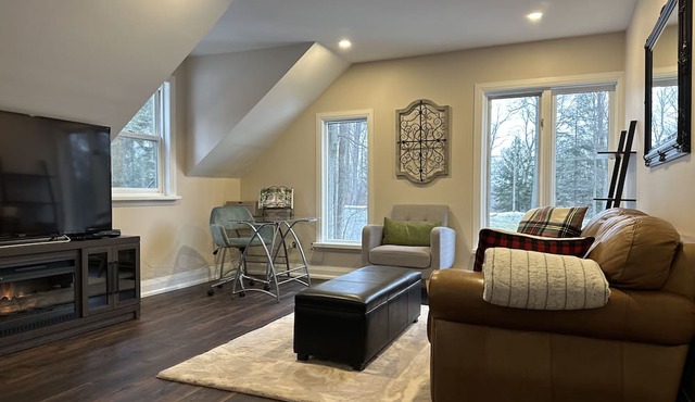 Beautiful Cozy Country Cottage 5 Minutes From 401 Guelph Line